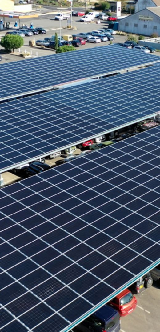 vue aérienne d'une ombrière solaire de parking de GMS - image du Groupe Le Triangle - Developp Sun