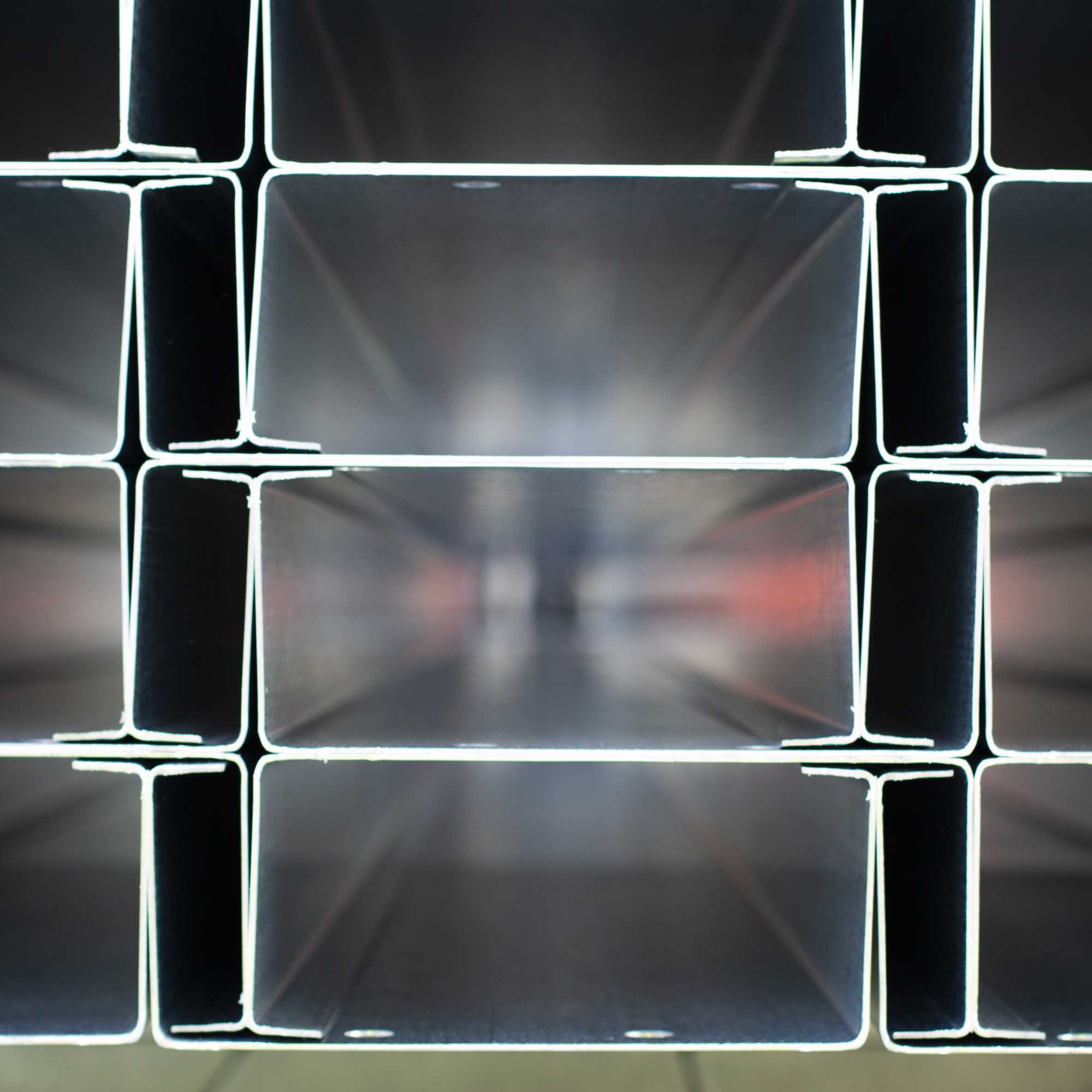 Gros plan sur des pannes métalliques de structure solaire au sein des ateliers de production du Groupe Le Triangle